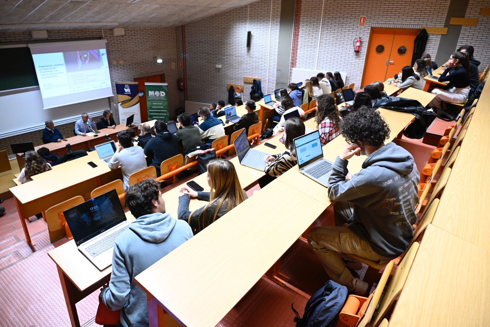 Jornada de la ULE y Aleco sobre los retos del comercio local. | SAÚL ARÉN