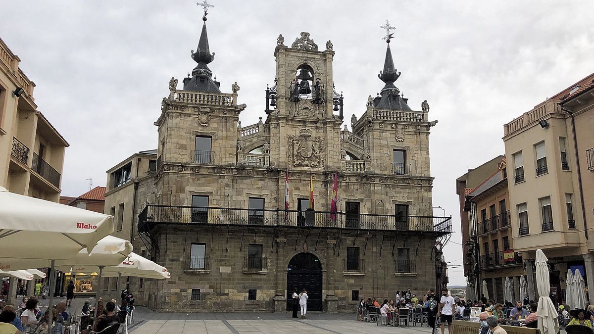 Una imagen de archivo del consistorio localizado en la Plaza Mayor de Astorga. | L.N.C.