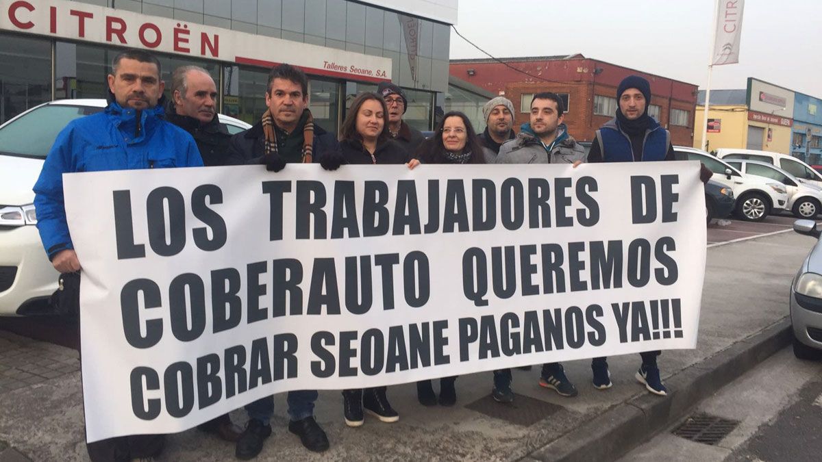 Los trabajadores de Coberauto se manifestaron este miércoles frente al concesionario en Ponferrada. | L.N.C.
