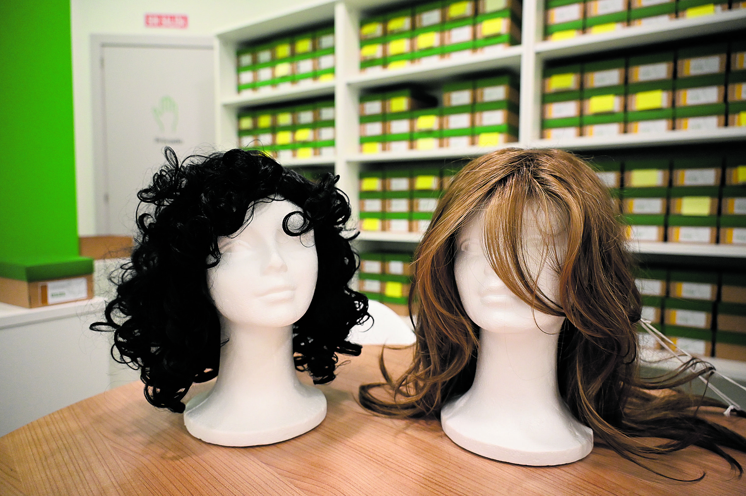 El banco tiene más de 150 pelucas disponibles en cortes y tonalidades de pelo diferentes. | SAÚL ARÉN