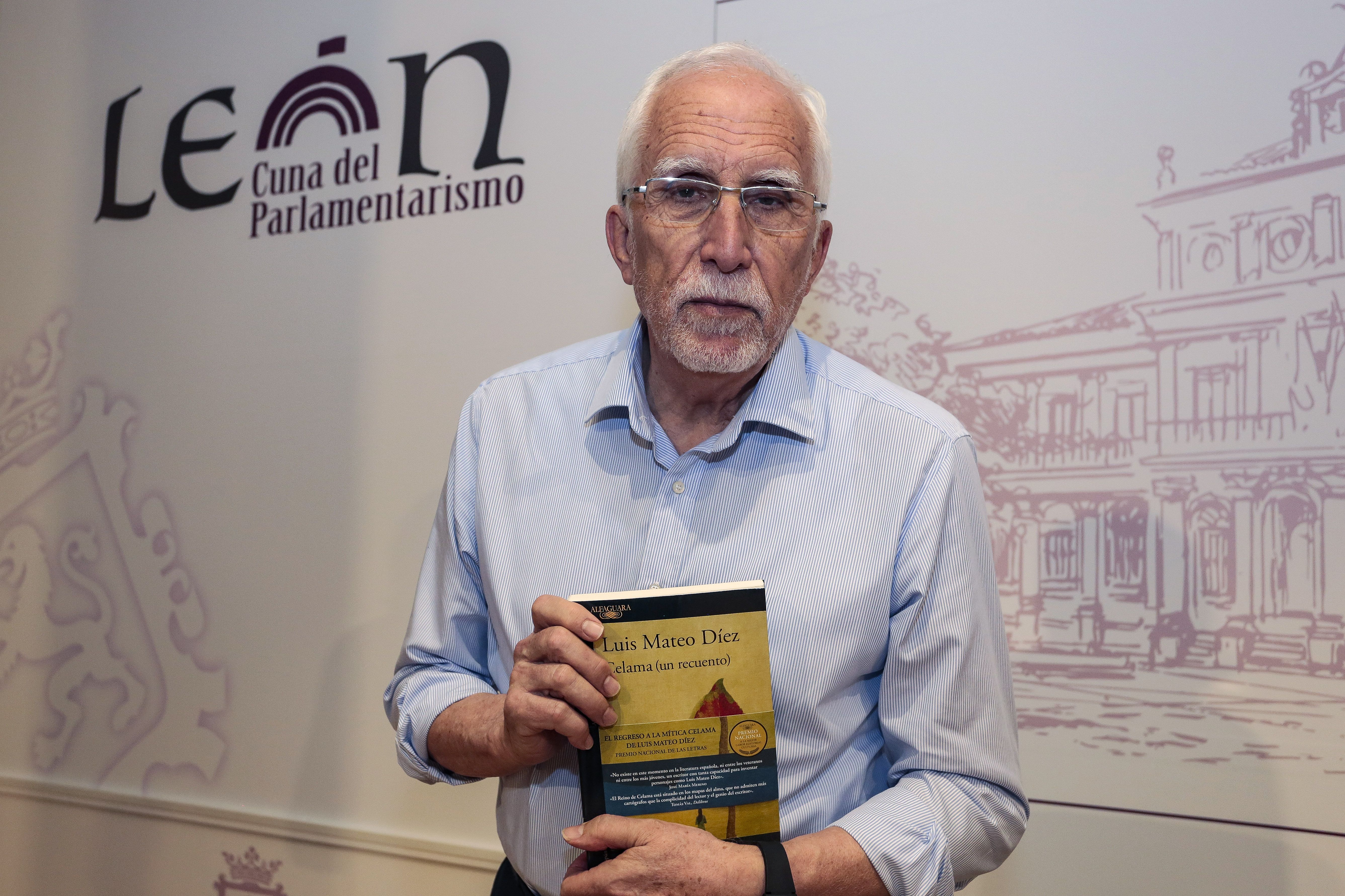 El escritor natural de Villablino, Luis Mateo Díez, sujeta un ejemplar de ‘Celama (un encuentro)’. | CAMPILLO (ICAL)