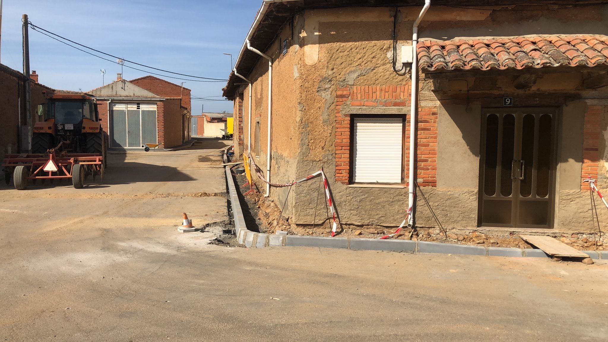 Obras en marcha en la calle Ramiro Castrillo de Bercianos del Páramo. | A.R.