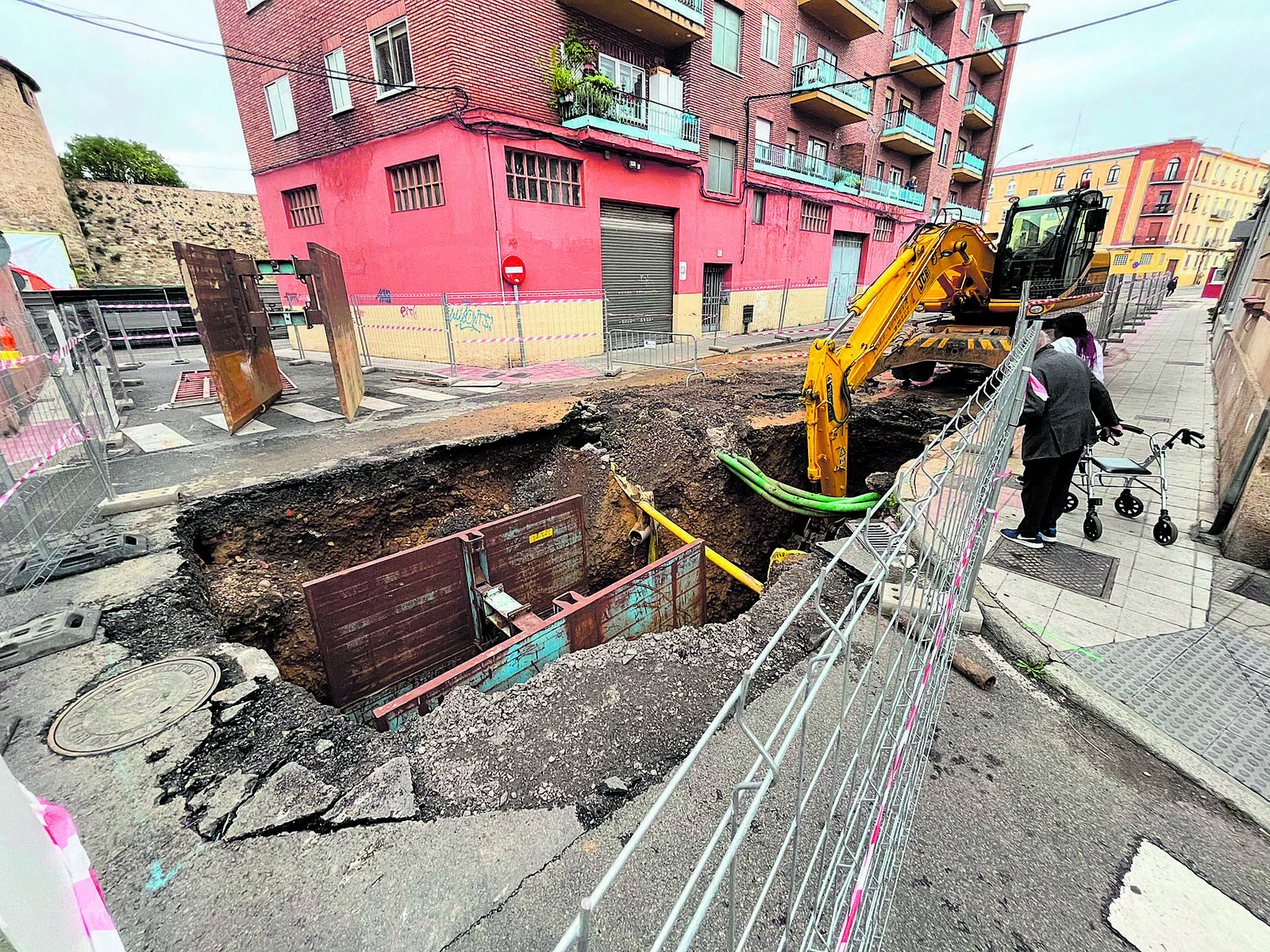 Tras la retirada del asfalto, los trabajos se centran en renovar las canalizaciones de diversos servicios. | SAÚL ARÉN Tras la retirada del asfalto, los trabajos se centran en renovar las canalizaciones de diversos servicios. | SAÚL ARÉN