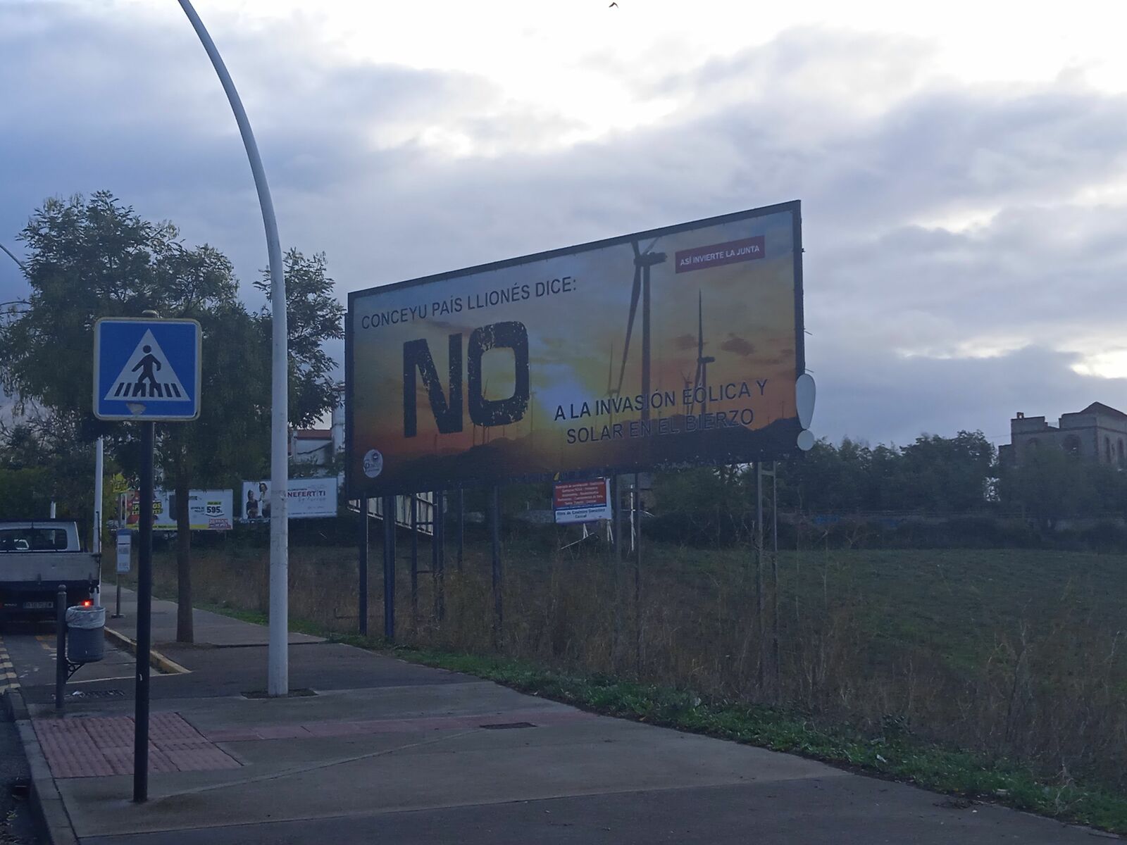 Valla de Conceyu País Llionés colocada frente a las universidades en Ponferrada, en defensa de la montaña berciana.