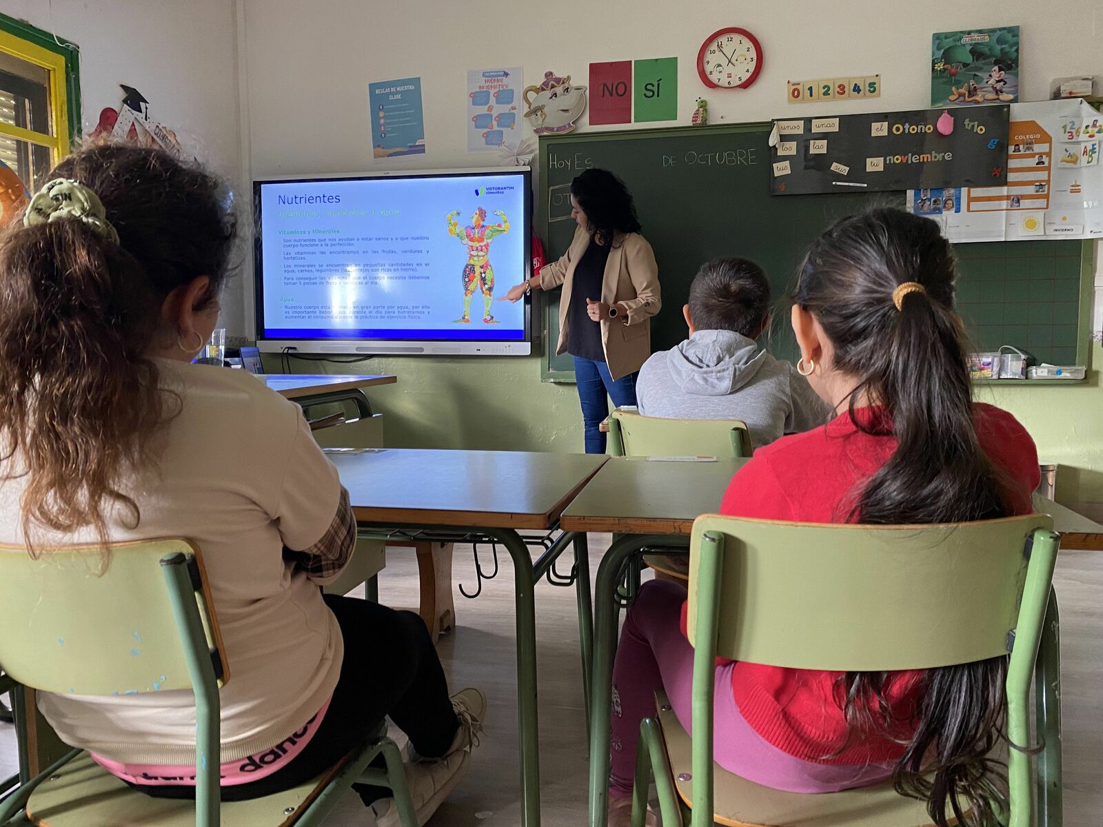 La cementera en el colegio de Corullón para impartir charlas sobre hábitos de vida saludables. 