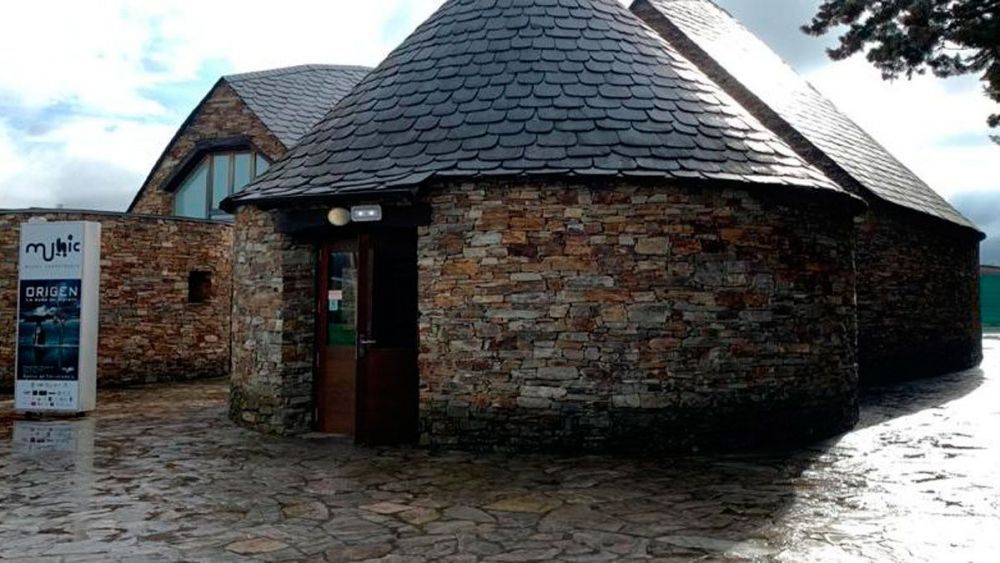 Fachada del Munic de Carracedelo.