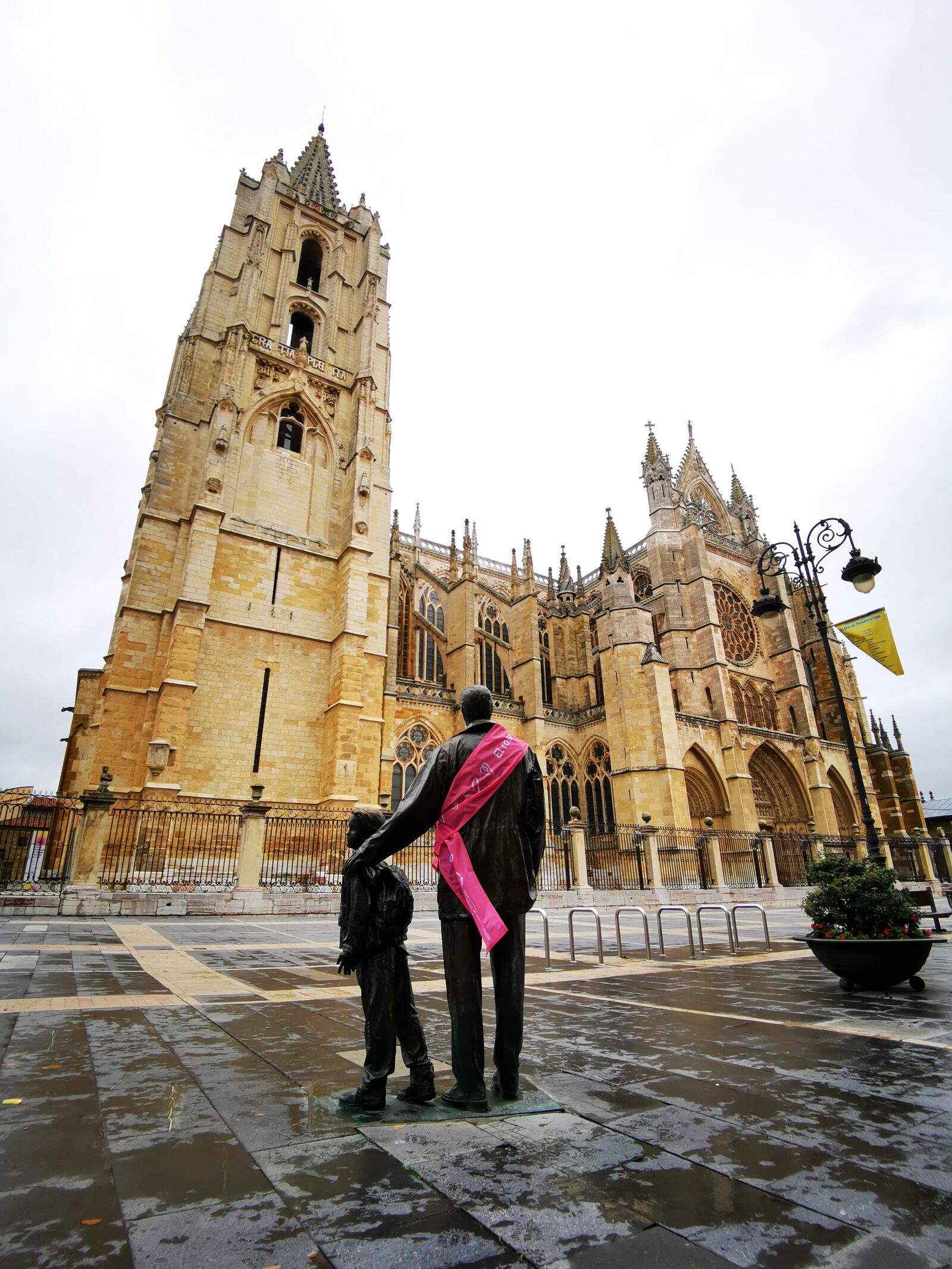 La Asociación Española Contra el Cáncer de León viste de rosa las estatuas contra el cáncer de mama. | AECC