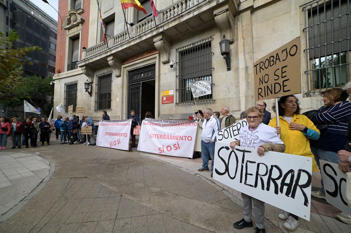Un instante de la protesta convocada frente a la Subdelegación del Gobierno. | MAURICIO PEÑA