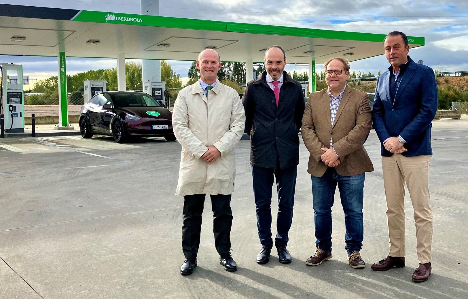 Calvo, Arroyo, Carrera y Seco junto al recién inaugurado parque de recarga Iberdrola 