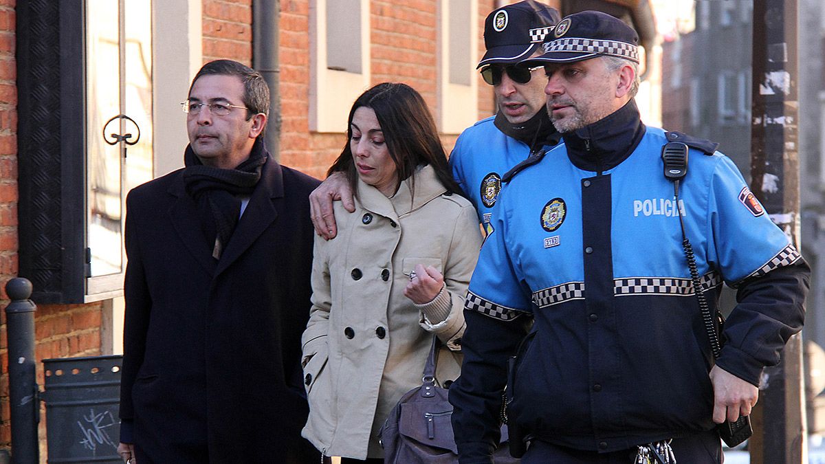 Raquel Gago llega a la Audiencia Provincial de León acompañada por su letrado, Fermín Guerrero (I) y dos policías municipales. | ICAL