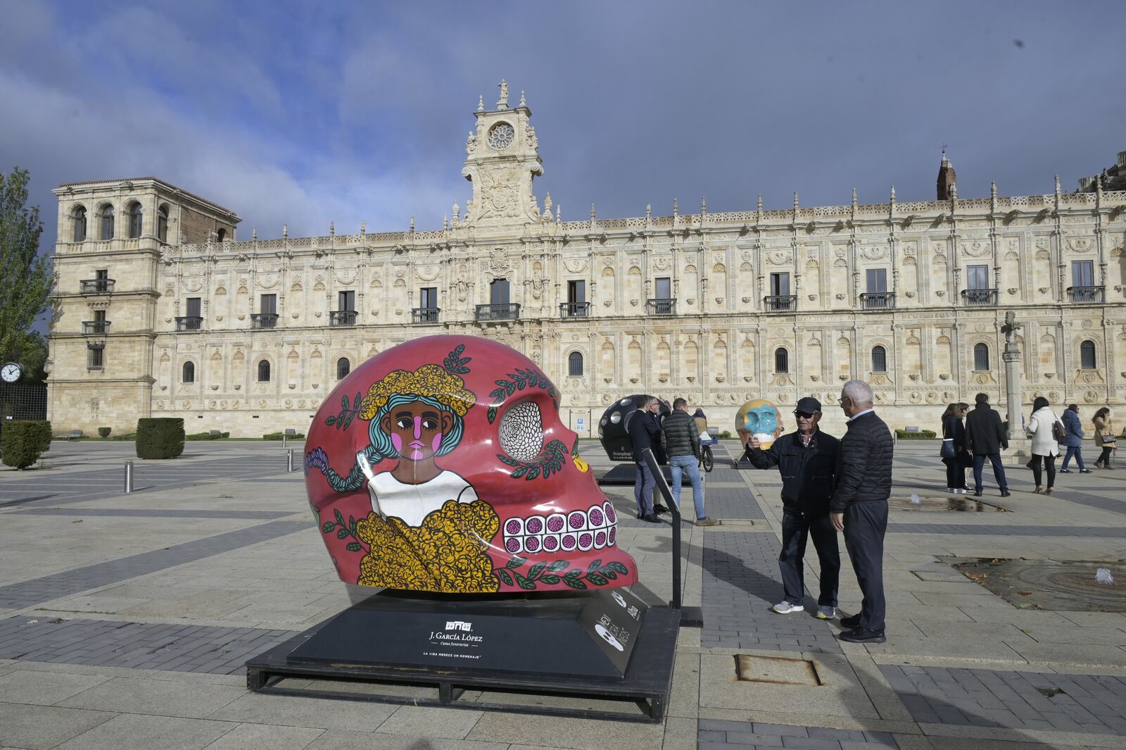 Una de las calaveras de la exposición 'Mexicráneos' con la fachada de San Marcos al fondo. | MAURICIO PEÑA