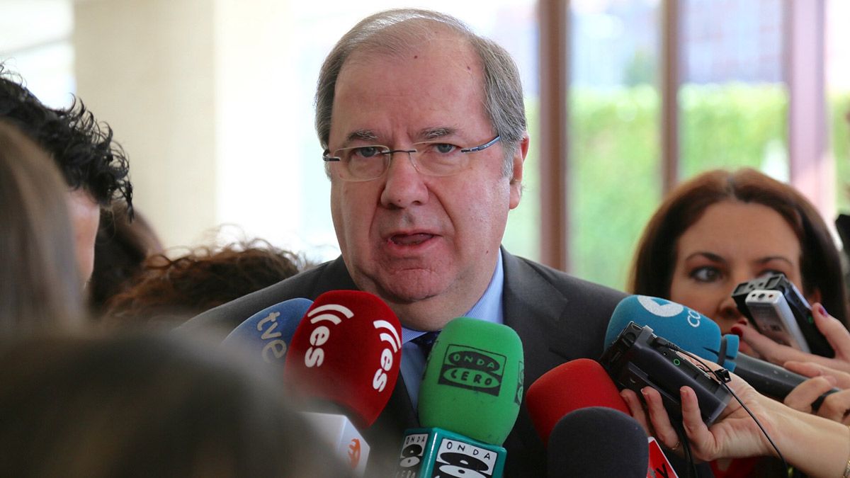 Juan Vicente Herrera atiende a los medios. | ICAL