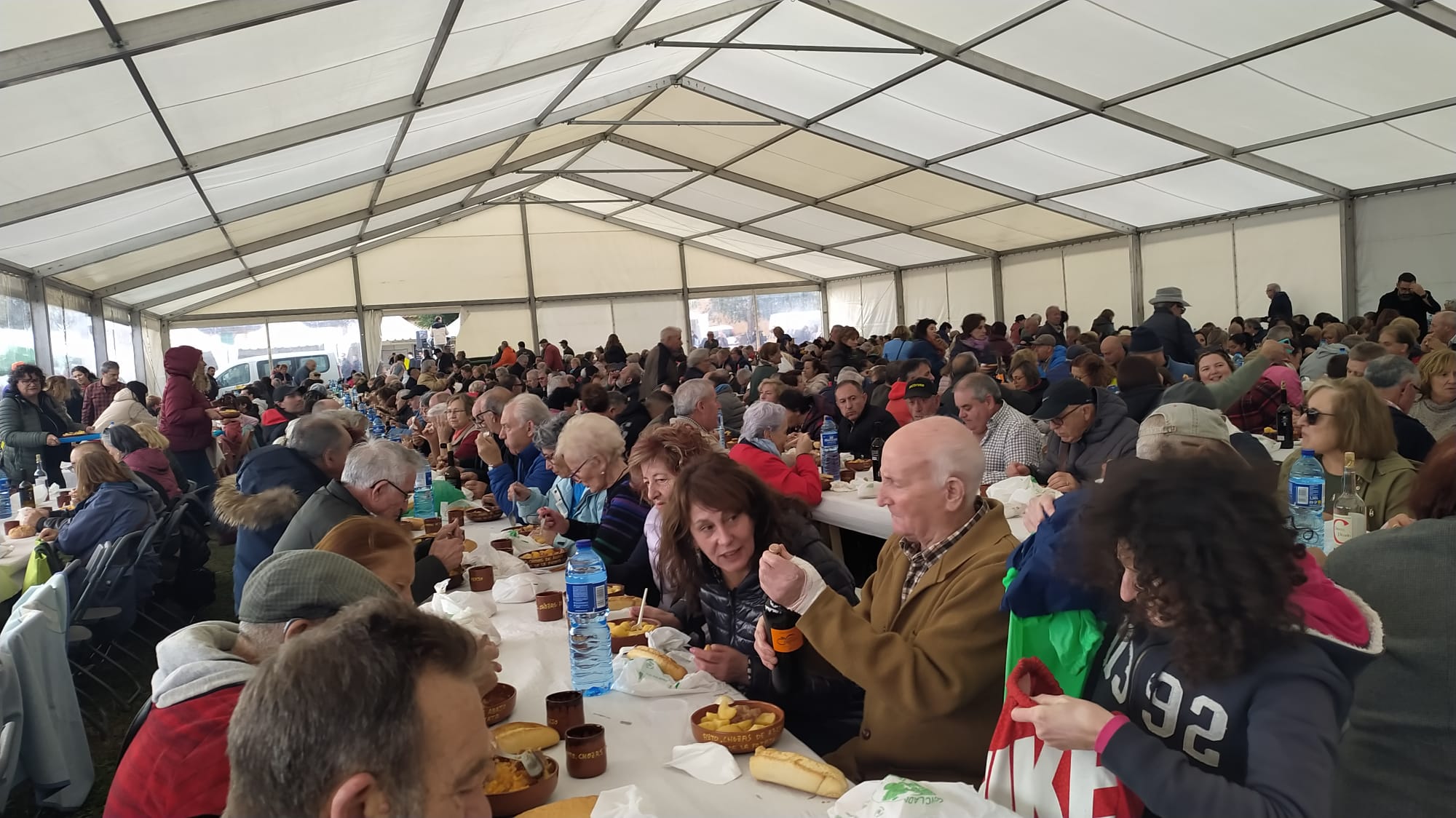 Cientos de personas asistieron a la comida de la Feria de la Patata. | L.N.C.