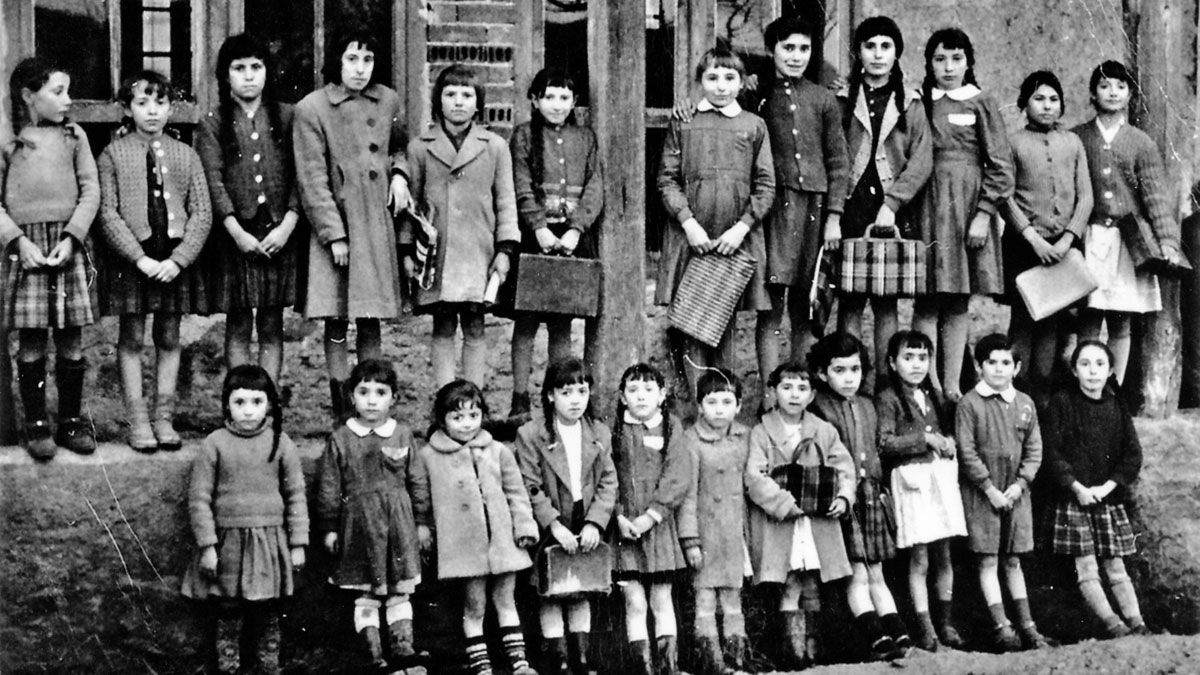 Un grupo de niñas en la escuela de Noceda del Bierzo durante la década de los 50.