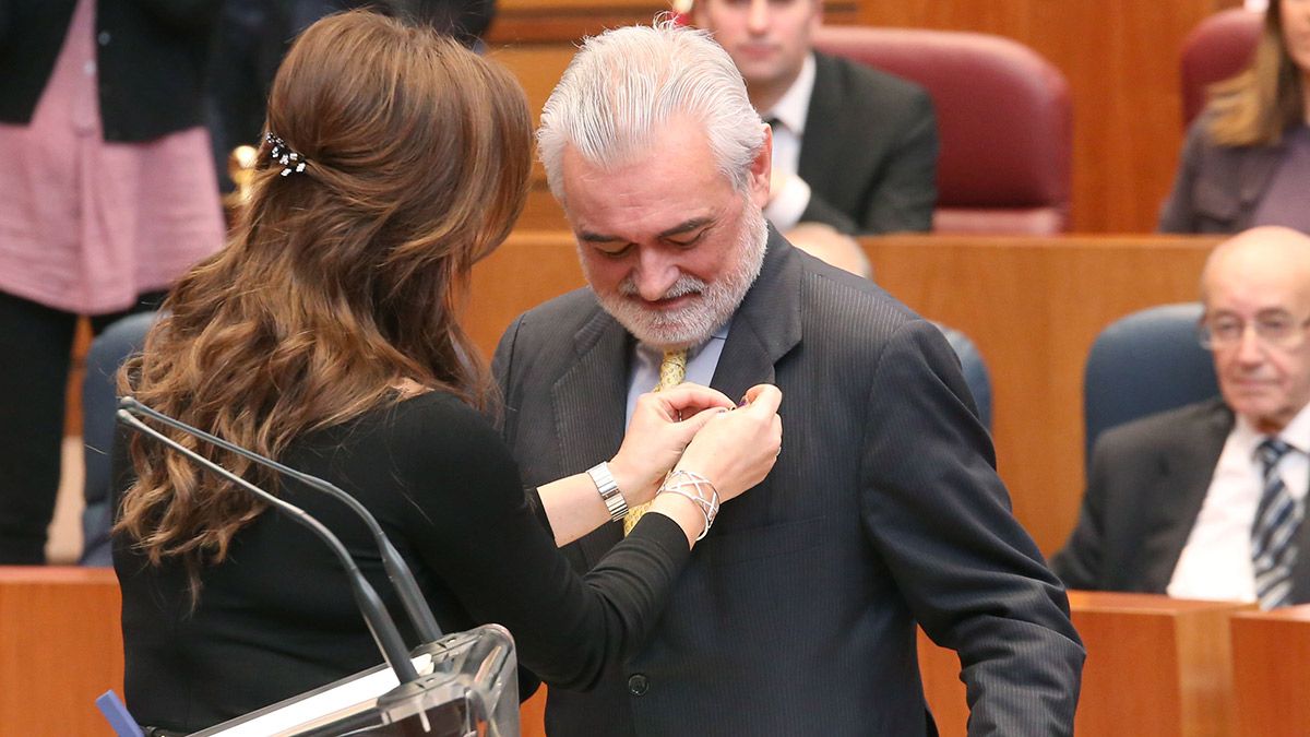 El director de la RAE, Darío Villanueva, recibe la Medalla de Oro de las Cortes de manos de la presidenta de las Cortes, Silvia Clemente. | ICAL