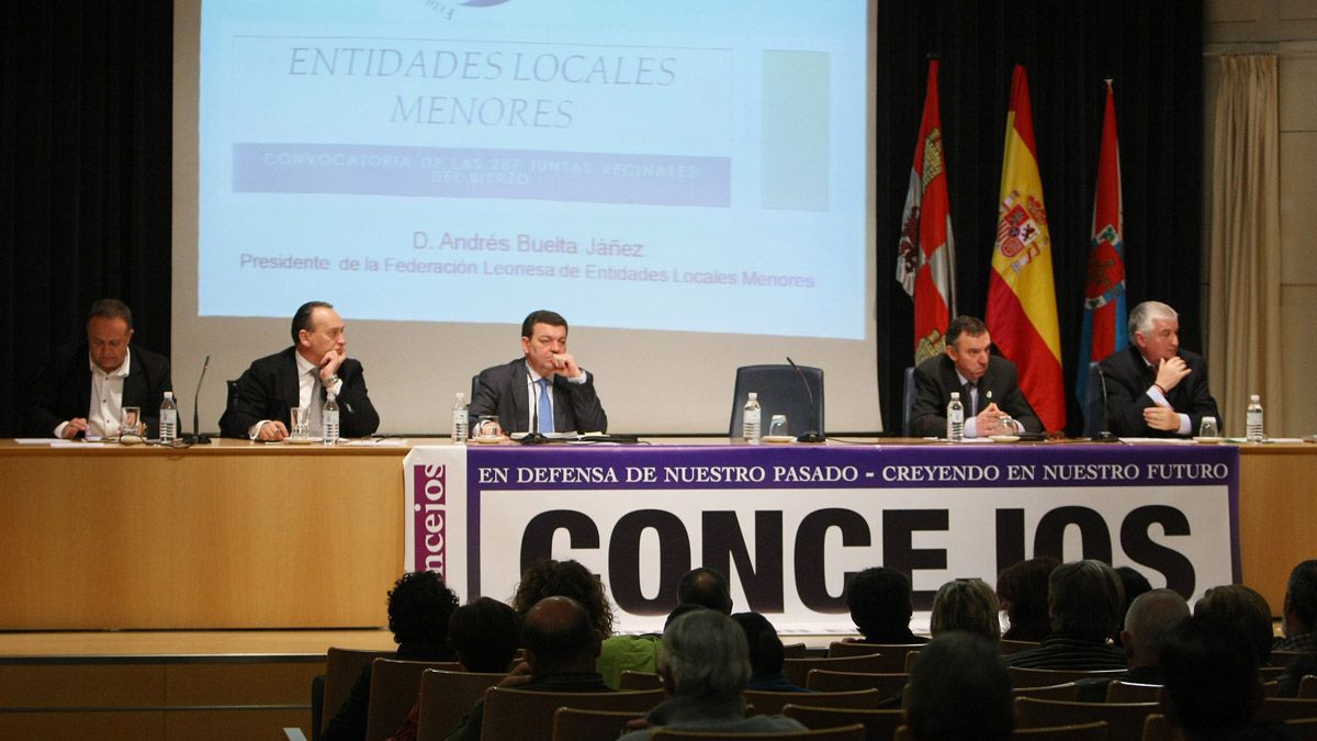 Luis Miguel González Gago, tercero por la izquierda, con los representantes de entidades locales menores en Ponferrada. | C. S. (ICAL)