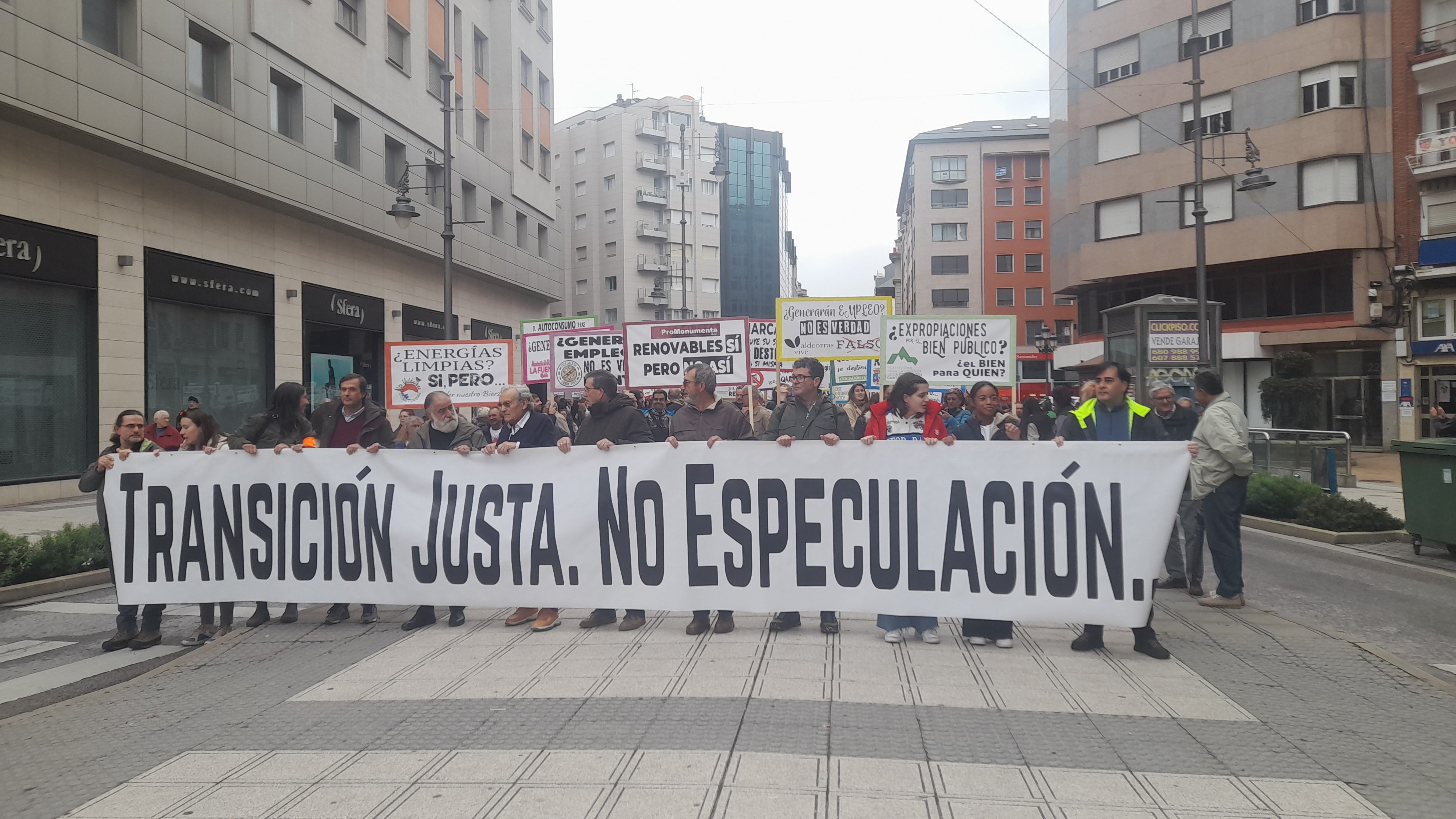 Inicio de la movilización en la plaza de Julio Lazúrtegui. | MAR IGLESIAS