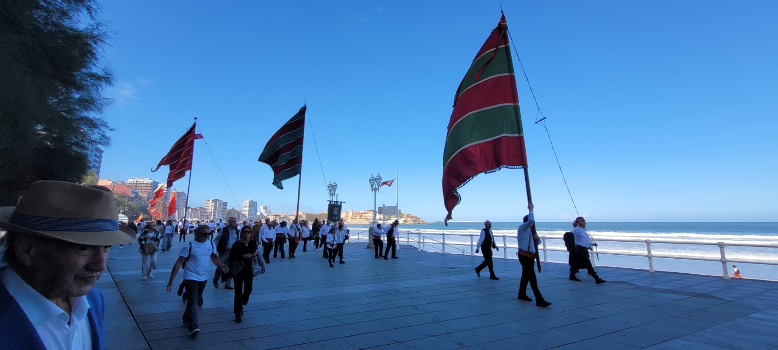 La Casa de León en Asturias celebró las fiestas patronales con un desfile marítimo de pendones a ritmo de dulzaina. | L.N.C.