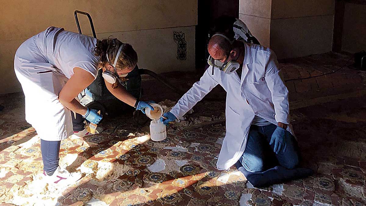 David y María Jesús en el proceso de aplicación del consolidante silicato de etilo sobre el suelo cerámico. | R.R.H