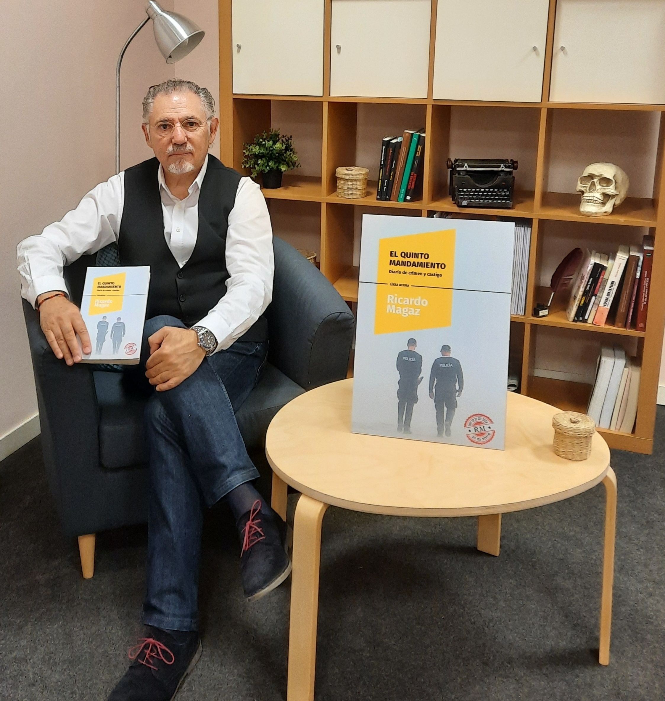 El policía y escritor Ricardo Magaz con su más reciente publicación.