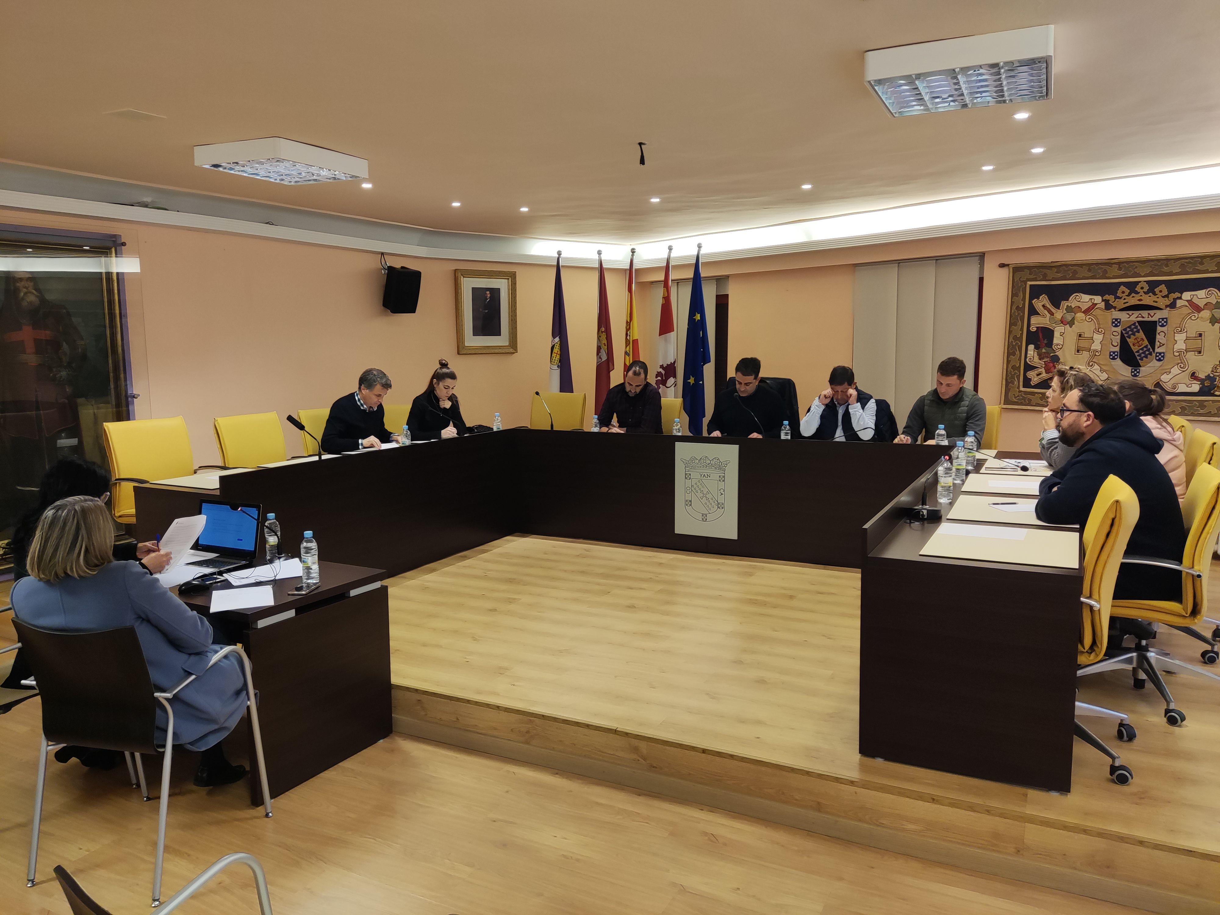 Un instante del pleno extraordinario celebrado este lunes en el Ayuntamiento de Valencia de Don Juan. | A. RODRÍGUEZ