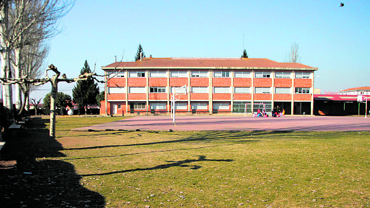 Vista del CEIP Benito León de Santa María del Páramo. | L.N.C.