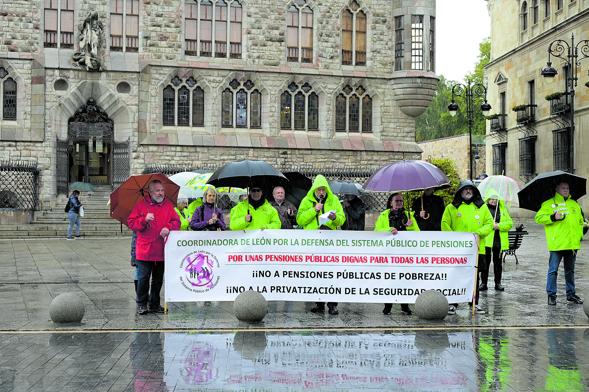 La lluvia de este lunes no impidió que los pensionistas de León volviesen a alzar la voz por unas pensiones dignas. | MAURICIO PEÑA