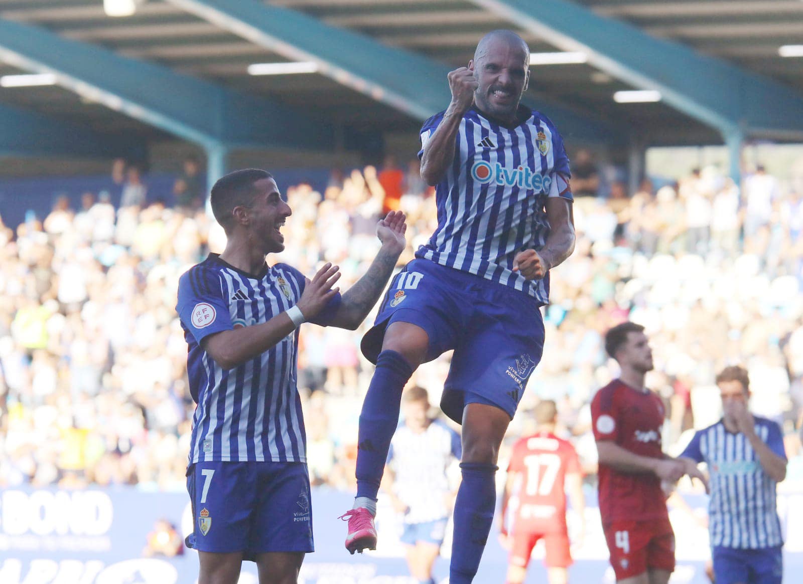 Yuri celebra un gol con la Ponferradina este año en ElToralín. | SDP