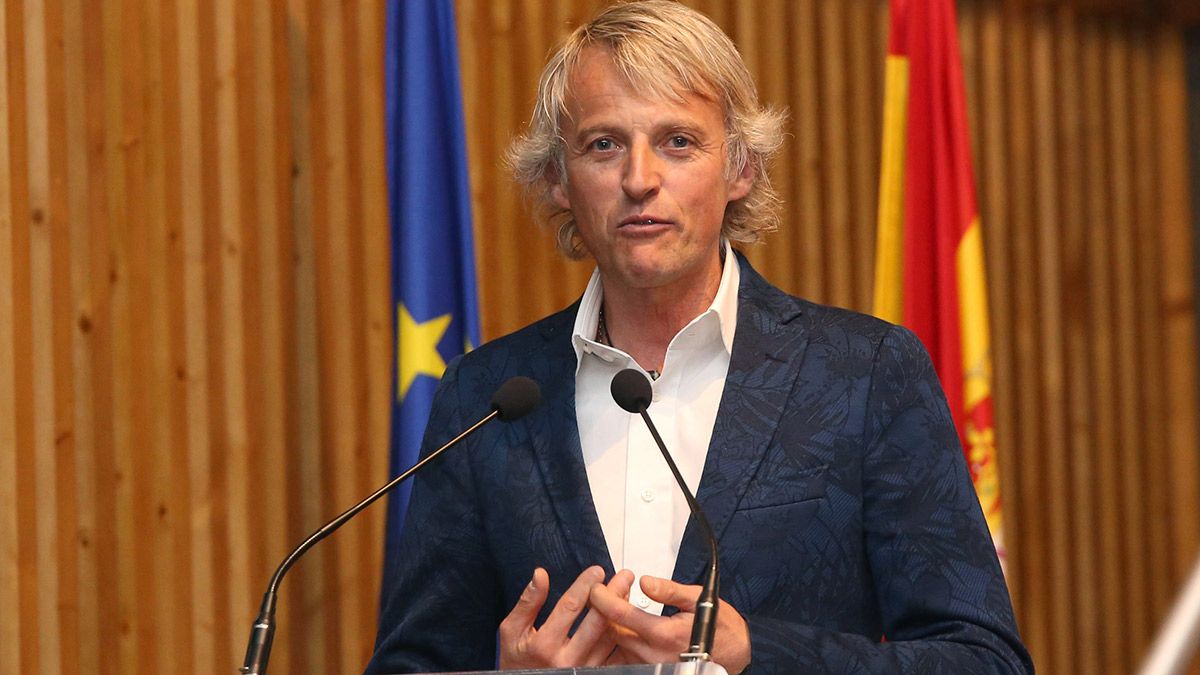 Jesús Calleja durante su discurso tras recibir el 'Premio Universidad Europea Miguel de Cervantes al Personaje Público de Castilla y León que mejor Comunica'. | ICAL