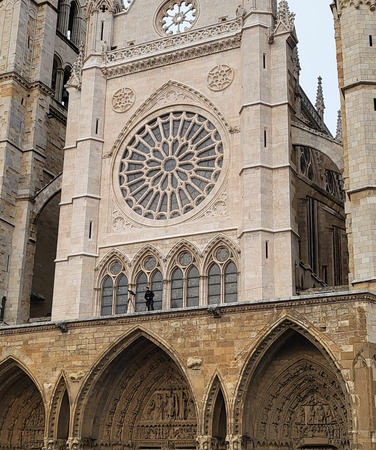 Imagen del francotirador en la Catedral de León | ÁLVARO CARRO