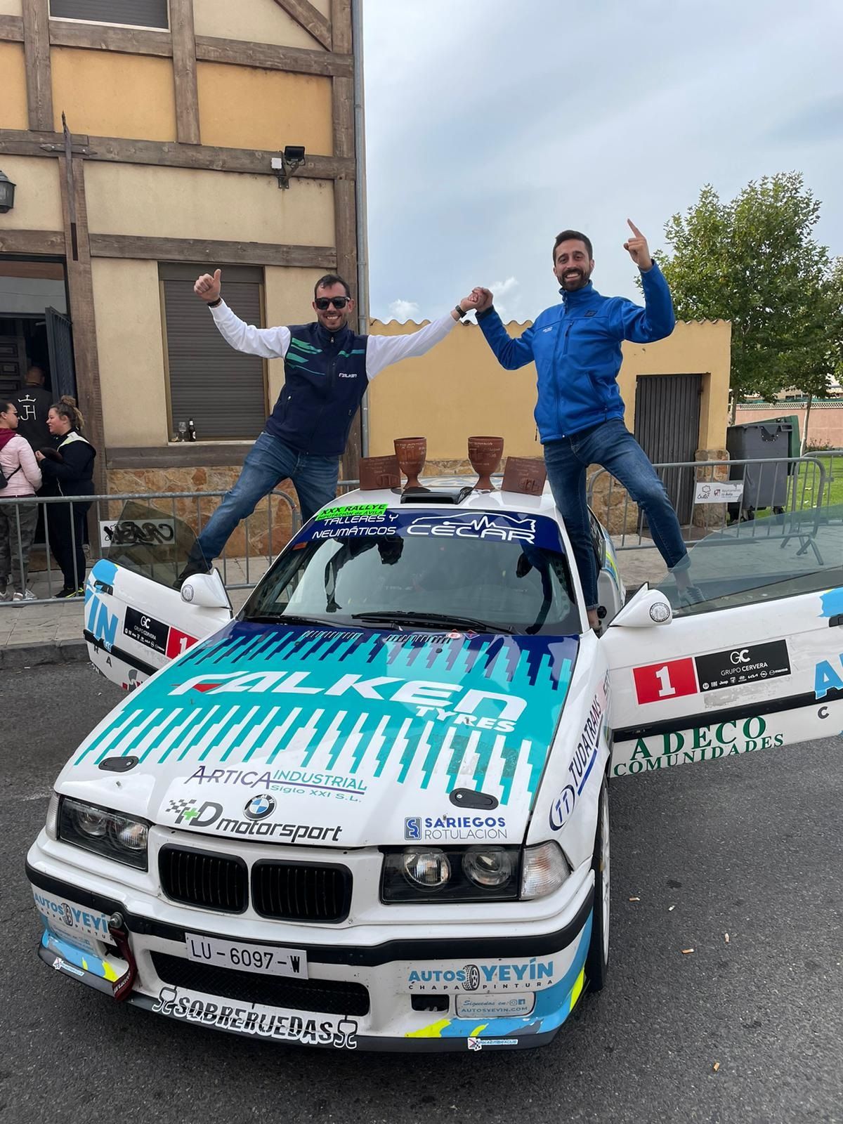 César Alonso e Iván Aparicio celebrando el Campeonato de Castilla y León de asfalto tras el Rally de Ávila. | L.N.C.
