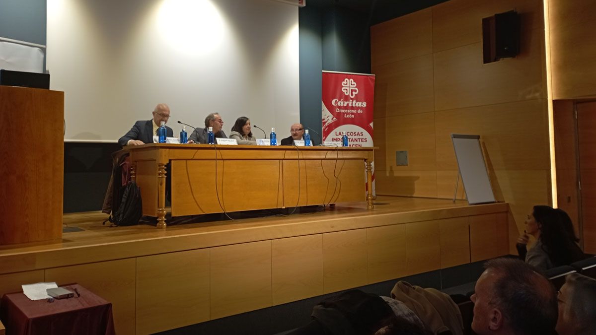 Miguel Ángel García, Juan María Vallejo, María Jesús Álvarez y José Antonio Oliva durante el encuentro. | L.N.C.