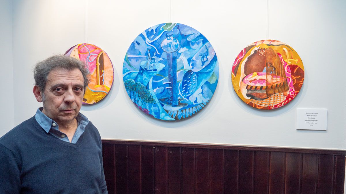 El artista Ignacio Pérez Otero ‘Quino’ posa junto a sus tres obras expuestas en el espacio Yvium. | VICENTE GARCÍA