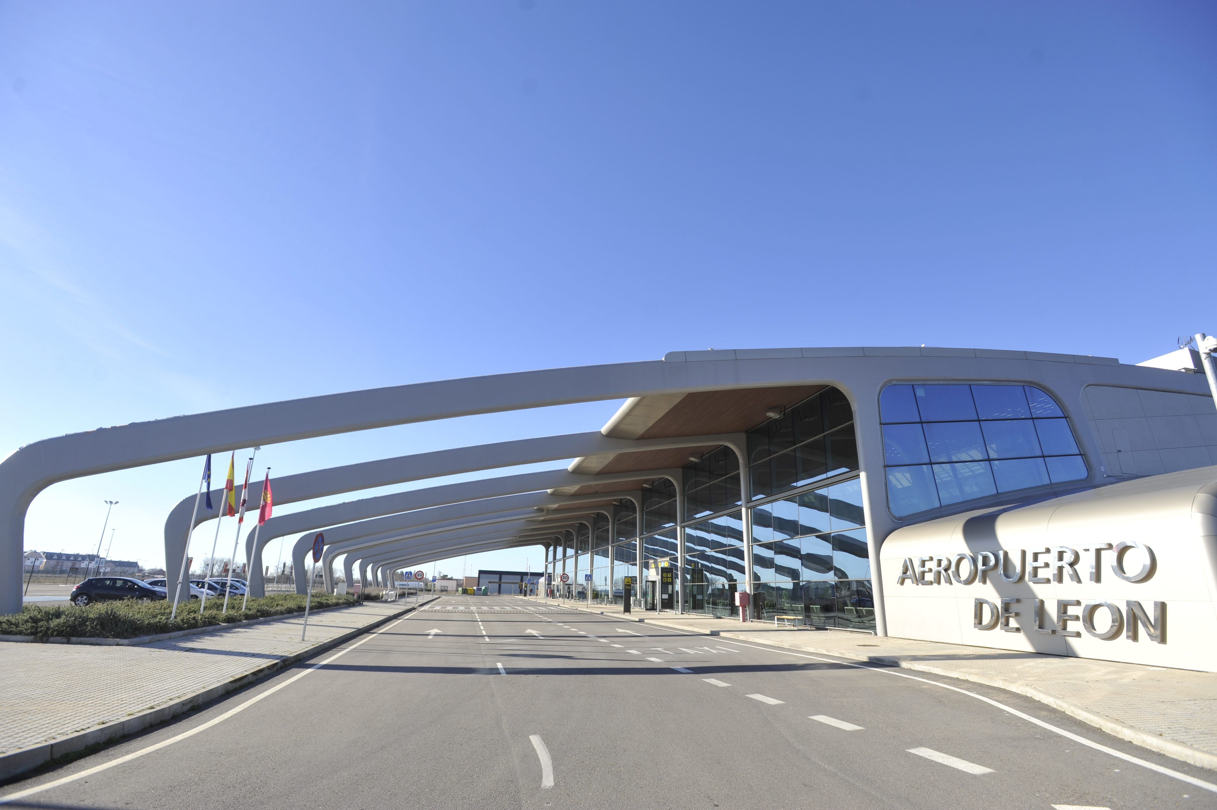 Imagen exterior de la terminal de viajeros del aeropuerto de León, ubicado en La Virgen del Camino. | DANIEL MARTÍN