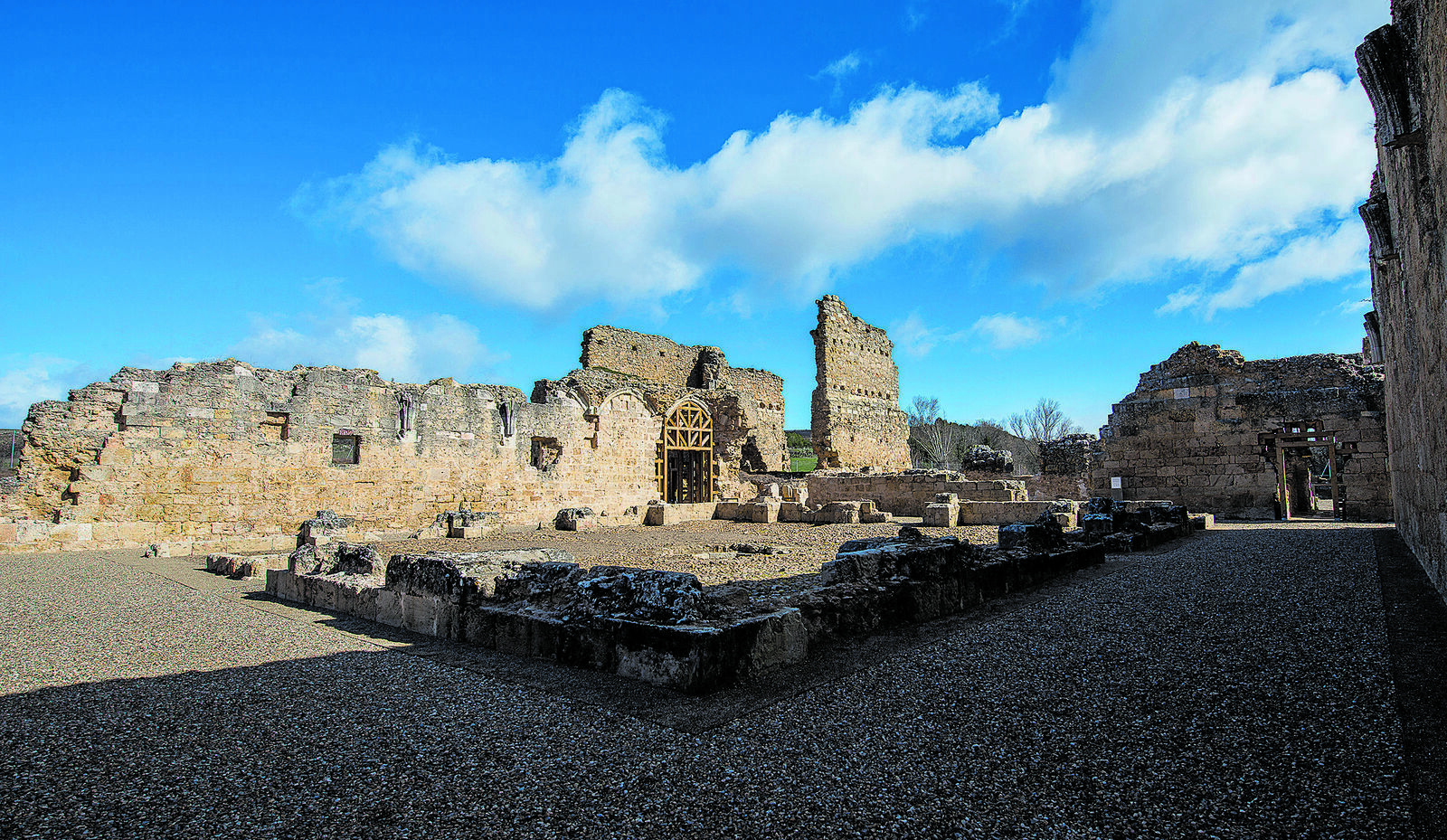 Vista de las ruinas del Monasterio de San Pedro de Eslonza tras su restauración.