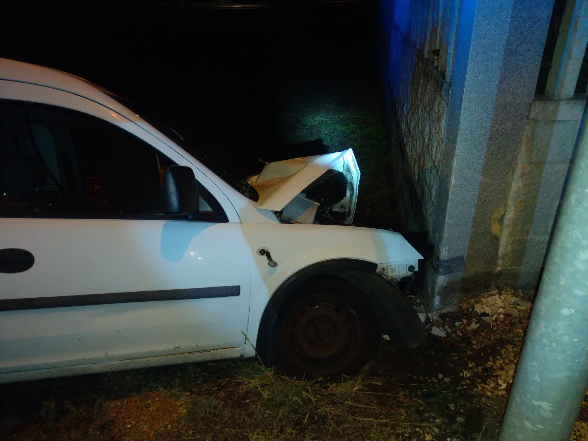 Estado en el que quedó el coche tras el impacto. | BOMBEROS PONFERRADA