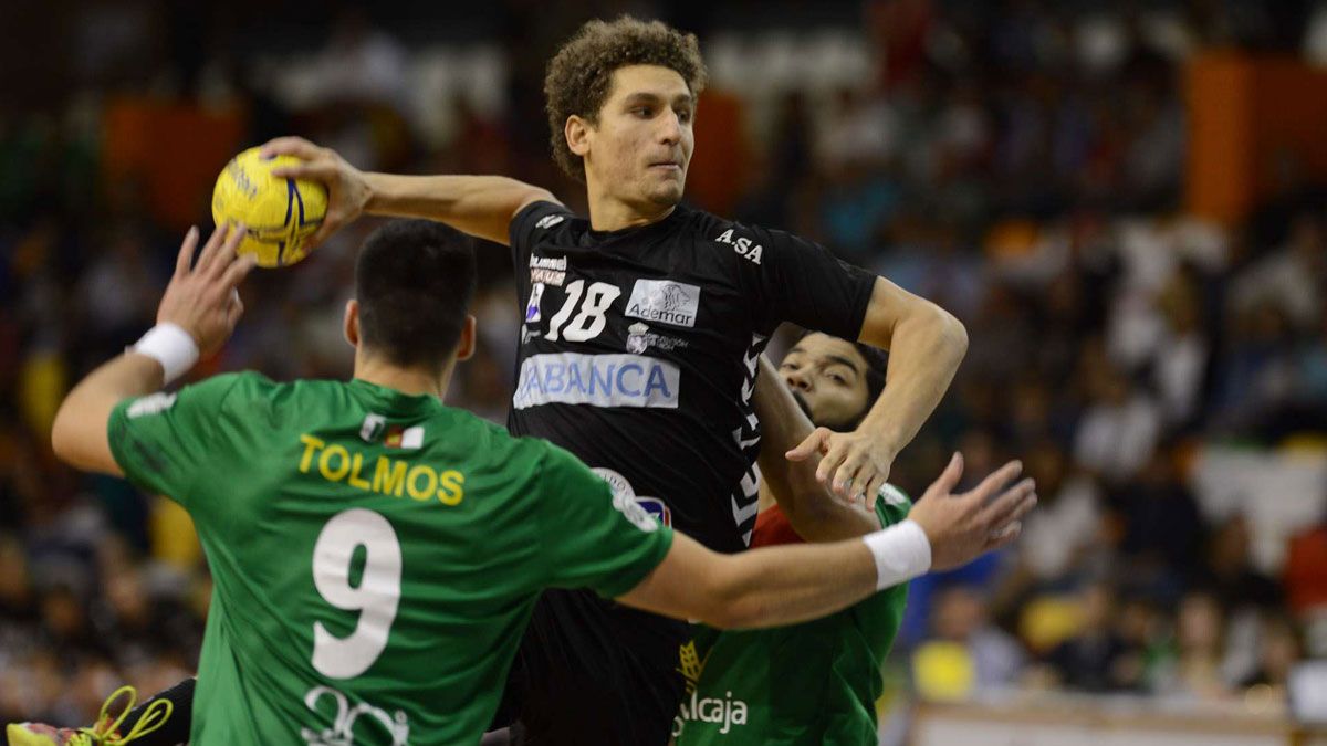 Acacio, que regresará a las pistas, lanza ante Tolmos en el partido de ida en Cuenca. | JAVIER QUINTANA