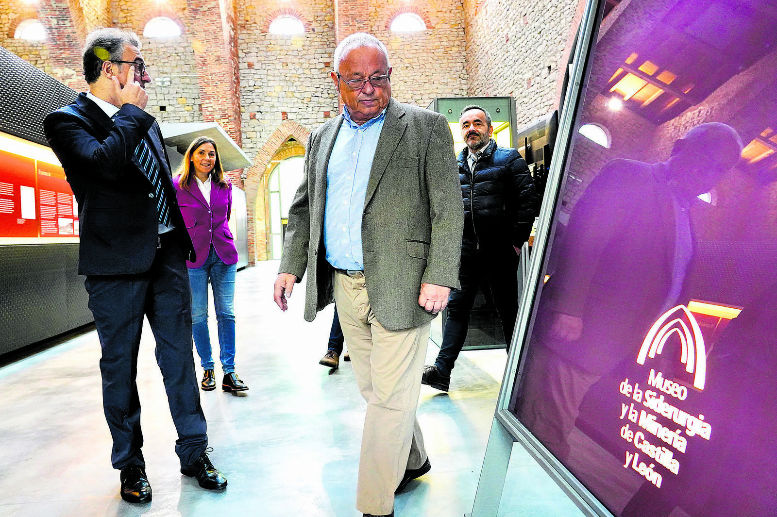 El director del MSM, Roberto Fernández, con el consejero Gonzalo Santonja durante su visita a Sabero.  | CAMPILLO (ICAL)