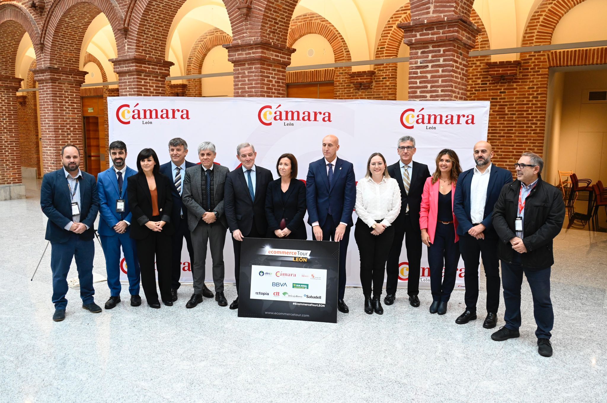 Foto de familia de los participantes en la inauguración oficial del 'Ecommerce Tour'. | SAÚL ARÉN