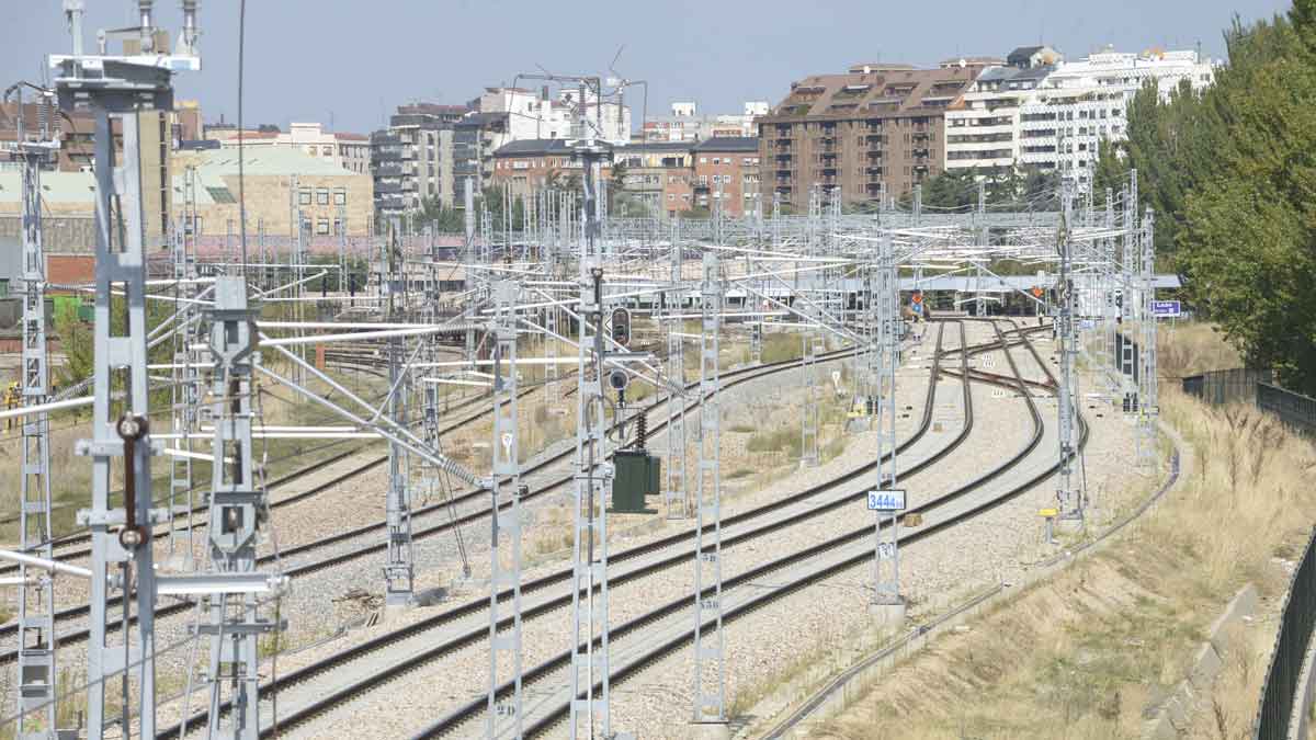 Las vías de Renfe en la ciudad en las inmediaciones ya de la estación. | MAURICIO PEÑA