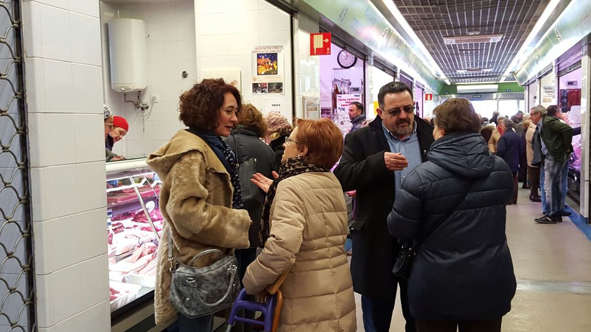 La alcaldesa y el concejal de Comercio conversan con vecinos de Ponferrada en el mercado.