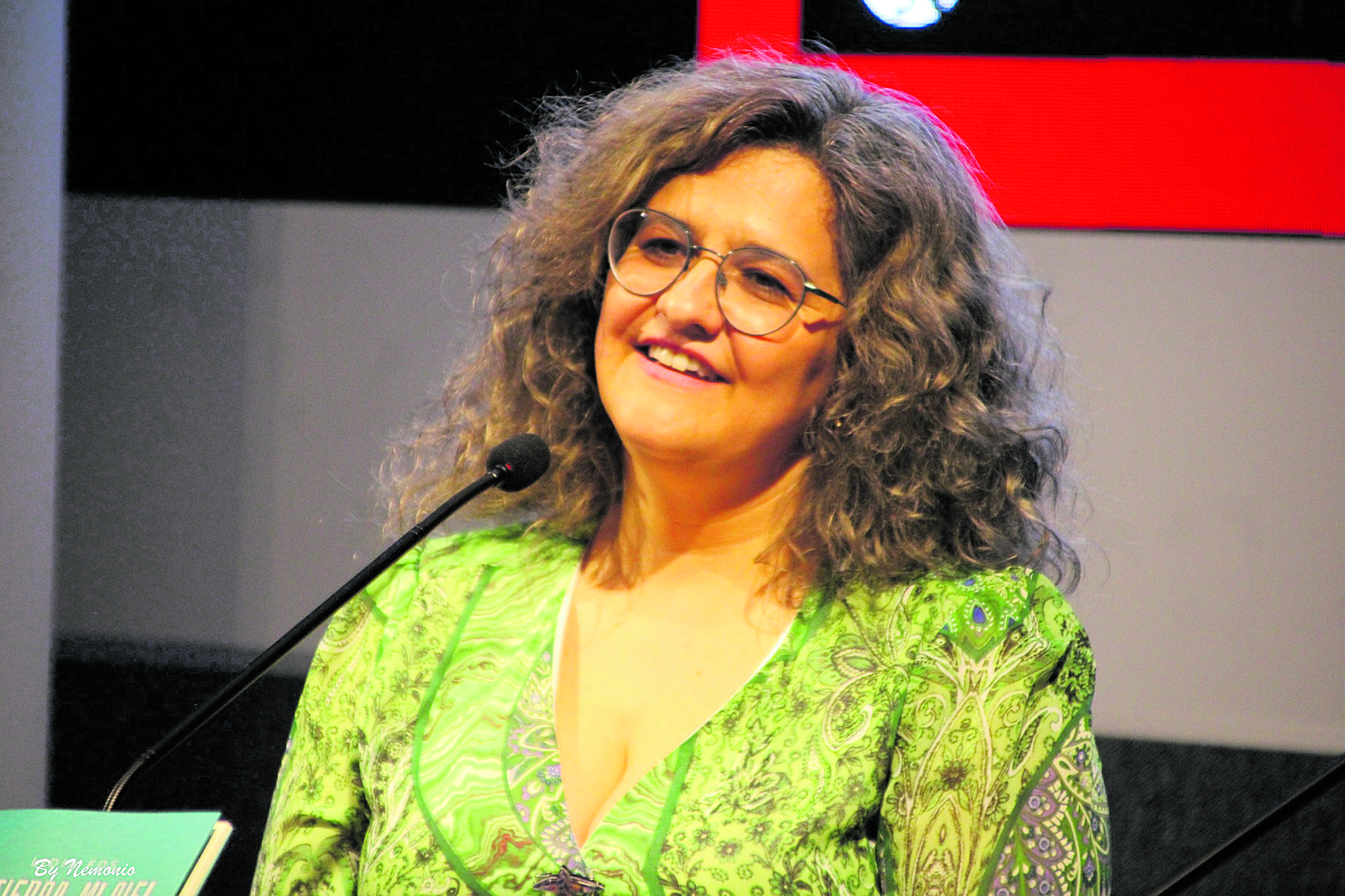 Lidia Fos durante la presentación en León del poemario que este viernes lleva a la Casa de León en Madrid. | ALEJANDRO NEMONIO