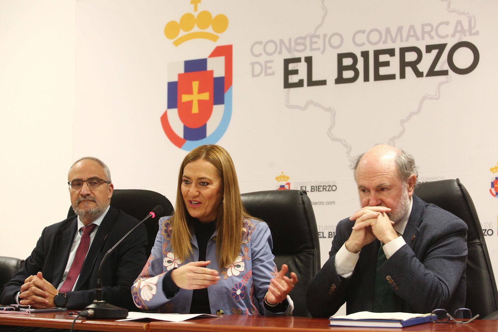 El presidente del Consejo Comarcal de El Bierzo, Olegario Ramón, junto a la delegada del Gobierno de Castilla y León, Virginia Barcones y el presidente de Tragsa, Jesús Casas. | César Sánchez (Ical)