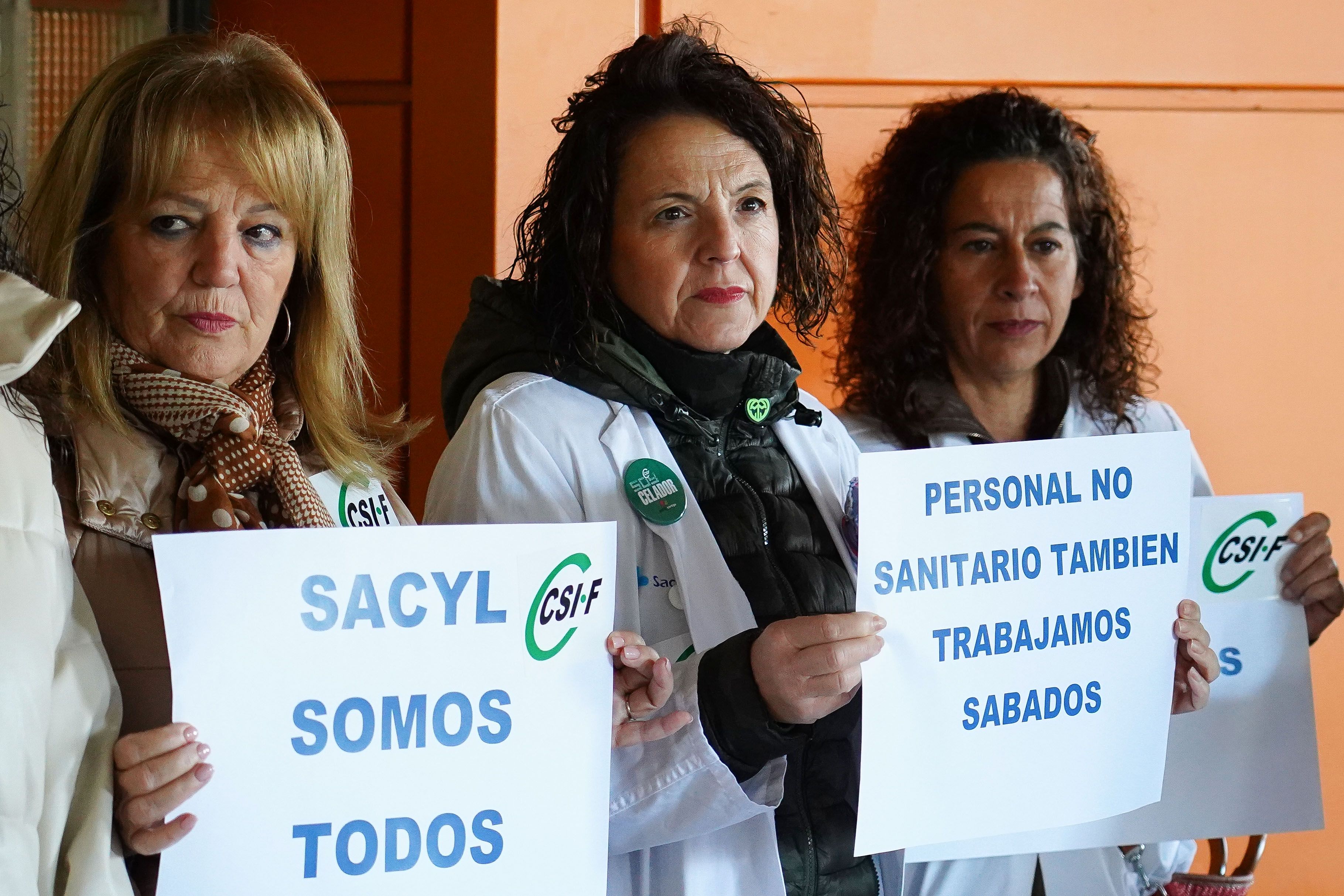 Concentración frente al Hospital de León este viernes. | CAMPILLO (ICAL)