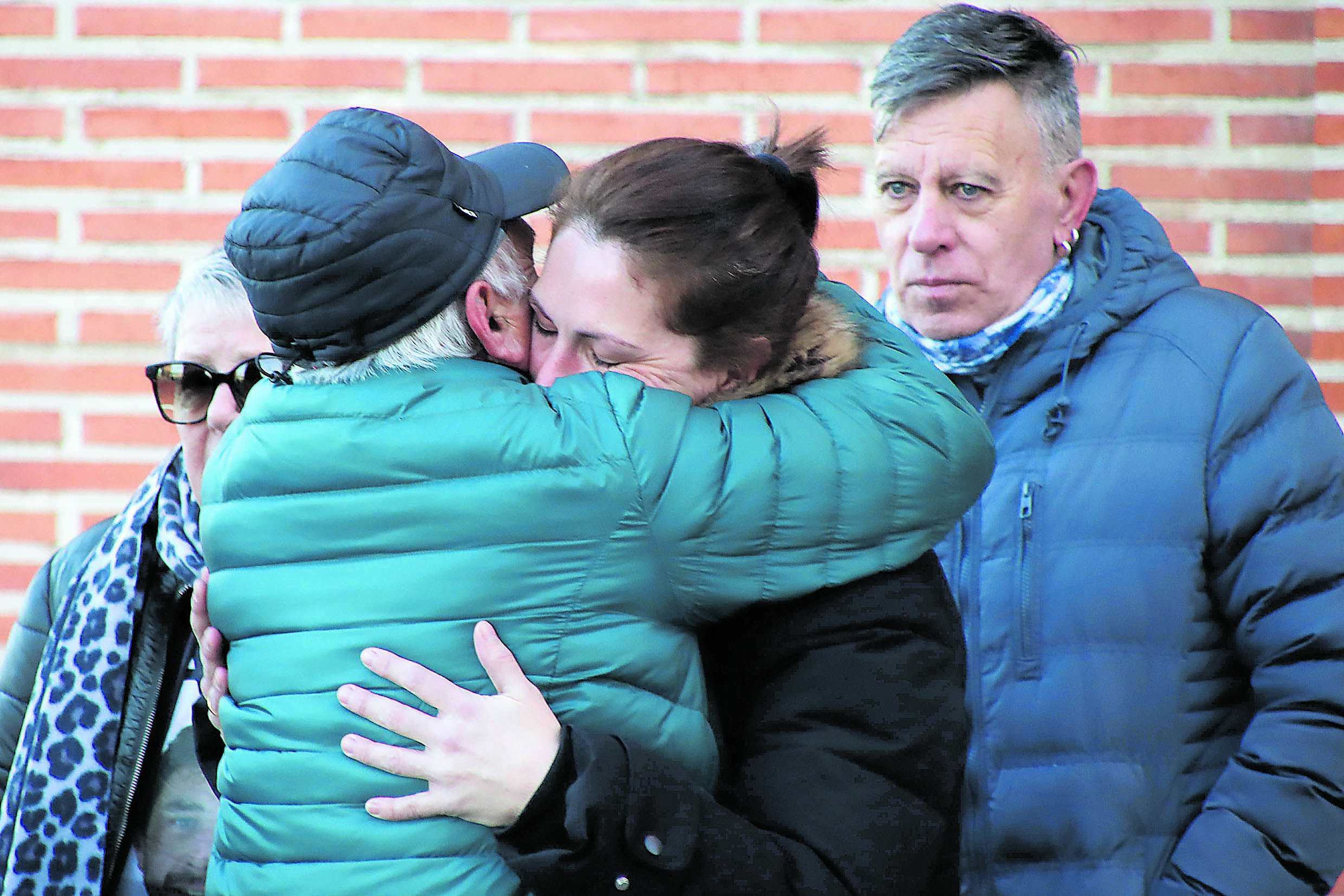 Laura Alonso abraza al padre de uno de los fallecidos, Manuel Moure, en el inicio del juicio. | PEIO GARCÍA (ICAL)