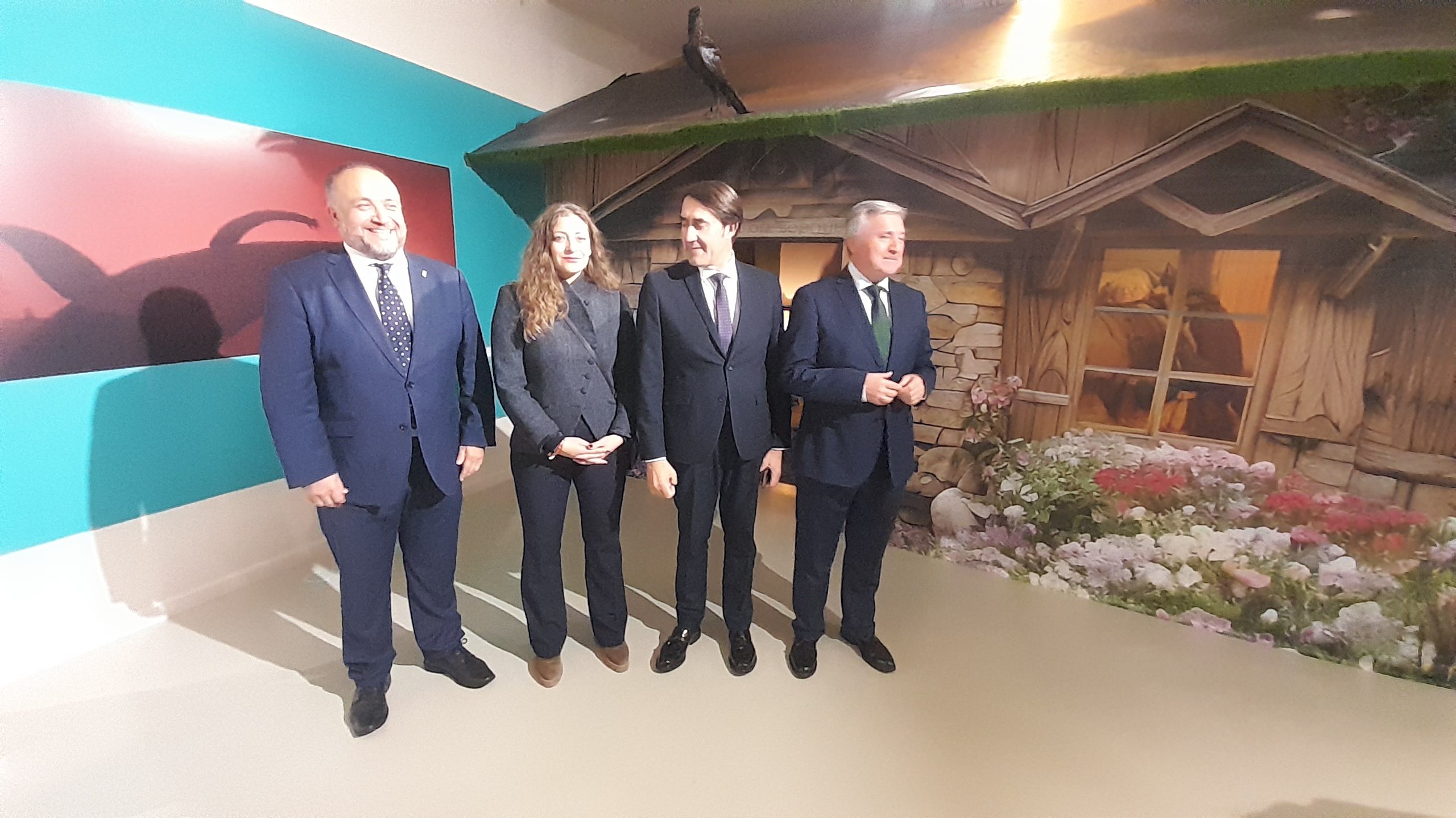 Autoridades visitando la muestra del Munic. | MAR IGLESIAS