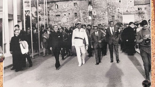 El titular de Educación en el curso 72-73, Villar Palasí, y el gobernador civil, Ameijide Aguiar, acudieron a la solemne inauguración del nuevo instituto de La Robla. El ministro recibió la medalla de la villa y afirmó en el acto que ««no hay que dar discursos sino aulas». El titular de Educación en el curso 72-73, Villar Palasí, y el gobernador civil, Ameijide Aguiar, acudieron a la solemne inauguración del nuevo instituto de La Robla. El ministro recibió la medalla de la villa y afirmó en el acto que ««no hay que dar discursos sino aulas».