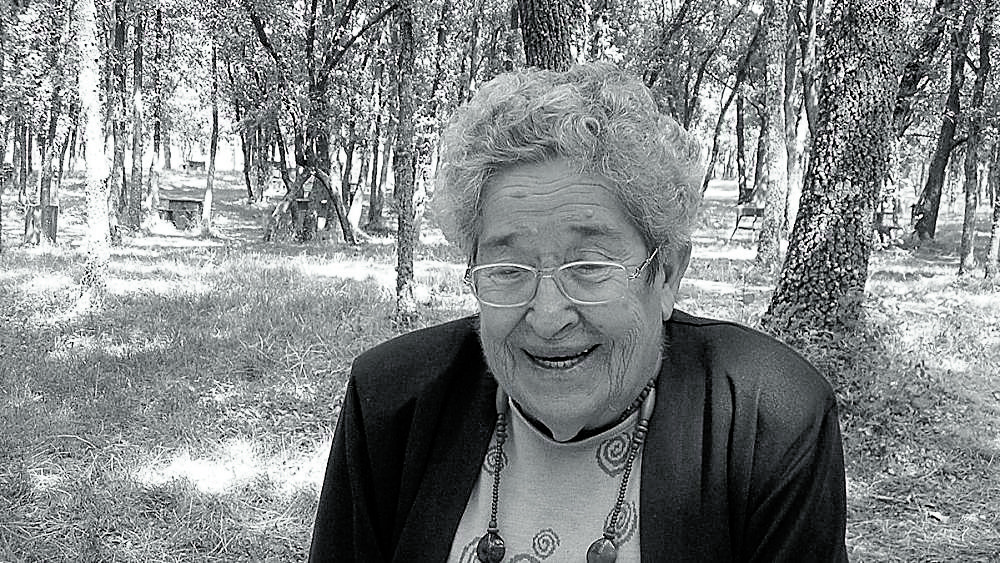 Manuela Rejas en las cercanías del río leonés que la enamoró y decidió quedarse a vivir cerca de él, el Órbigo, allí pasó los últimos años de su vida. 