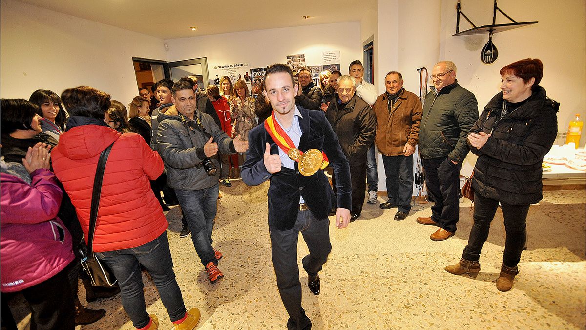 Saúl Tejada, durante el homenaje de sus paisanos. | DANIEL MARTIN