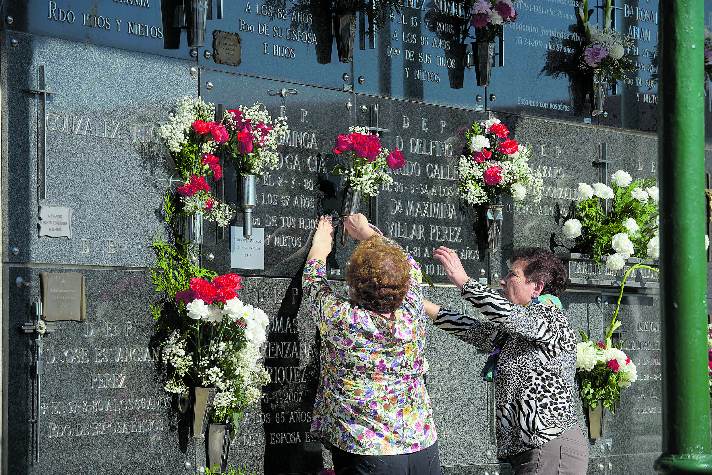 El cementerio de León ‘revive’ respecto a limpieza y flores cada 1 de noviembre. | MAURICIO PEÑA